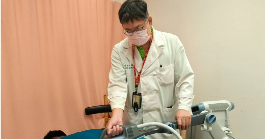 高強度磁能治療屬於非侵入性治療，有助於肌肉再教育和緩解疼痛。（圖／恩主公醫院提供