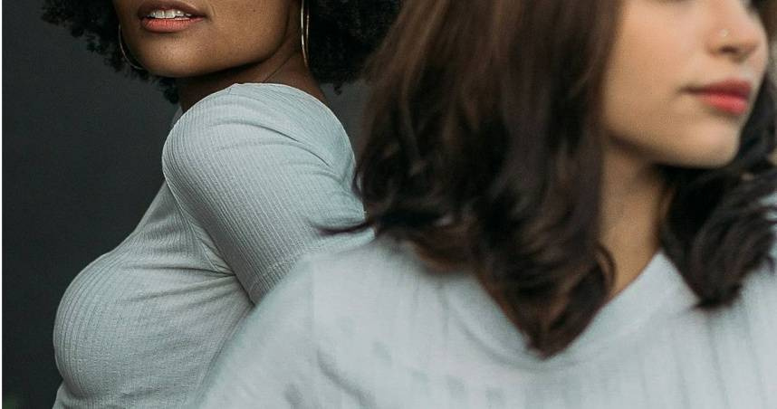 婆婆在朋友面前抱怨媳婦的是非,被朋友回應「當人長輩,長年紀也要長腦」。(示意圖/Unsplash)