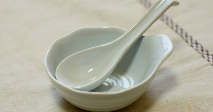 火鍋店碗邊緣凸一塊的用途引熱議。(圖/photoAC)