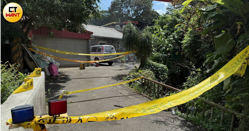 淡水惡火奪命釀1死1傷，今勘驗於屋內發現5、6支不明鋼瓶。（圖/沈建邦攝）