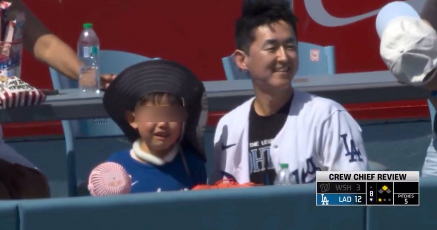 轉播畫面中，小男孩因爸爸沒接到球大哭，事後爸爸還原真相，是因為接球時不小心打到兒子才哭的。（圖／翻攝X）