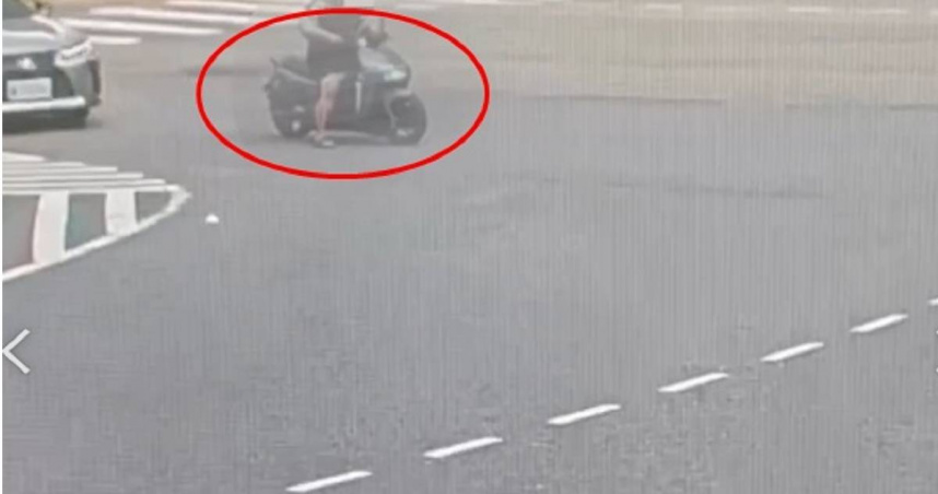 北市萬華分局西園派出所員警日前發現有男子騎車停在路中間，上前查看後發現男子手上握有裝有喪屍菸彈的電子菸。（圖／翻攝畫面）