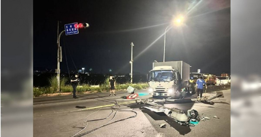 清潔車追撞小貨車號誌桿硬生生撞斷。（圖／翻攝畫面）