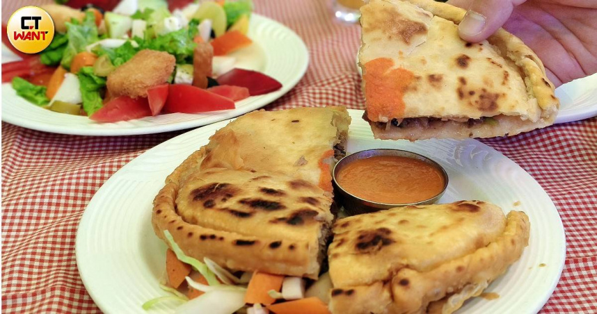 拉達克首府列城當地知名餐廳「The Tibetan Kitchen」的「羊肉餡餅Mutton Bagleb」，餅脆肉香。（圖／魏妤靜攝）