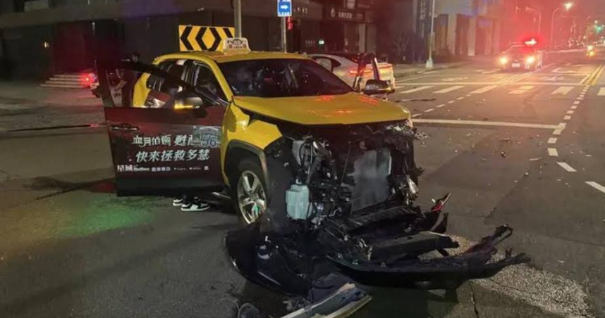 豪車酒駕闖紅燈猛撞計程車。（圖／翻攝畫面）