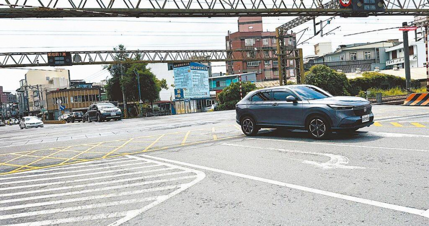 宜蘭縣務會議15日報告「宜蘭至羅東鐵路高架化計畫」，縣府交通處說明，鐵道局5月已將綜合規畫報告書修訂版送交通部審議，雖遭退回要求補正，縣府仍將全力配合，力拚今年底前報請行政院核定。（圖／中國時報吳佩蓉攝）