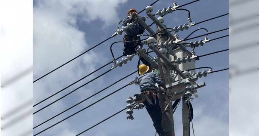 圖為台電人員搶修電力。（圖／報系資料照）