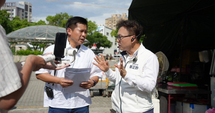 鄭正鈐、何志勇在選前最後黃金週末,在新竹市掃街,呼籲選民726要出來投下反罷票,「讓新竹市有錢改善交通」(圖/何志勇提供)