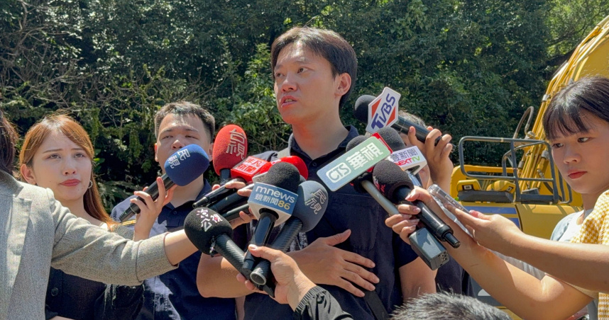 警員莊育承還原撞擊情況，表示砂石車失控撞上對向客運。（圖／沈建邦攝）