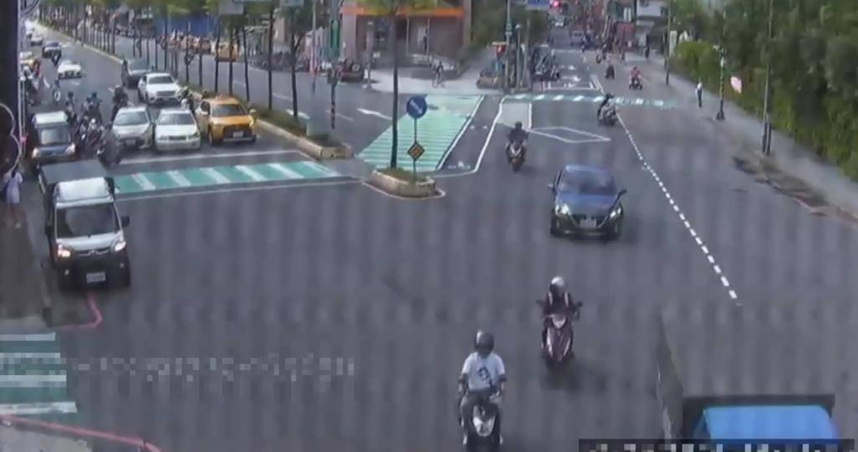 白色賓士拒檢逃逸，員警騎車在後方追逐。（圖／三重警分局提供）