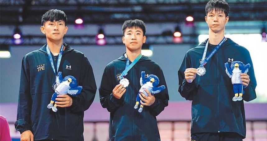 德國萊茵魯爾世大運，中華隊鍾俊傑（左起）、黃卓乘、洪俊義當地時間24日在跆拳道男子團體項目摘下銀牌。頒獎結束後，我方官員在混採區向選手頒發教育部長賀電，引發陸方人員上前查看，雙方發生推擠衝突。（圖／翻攝畫面）