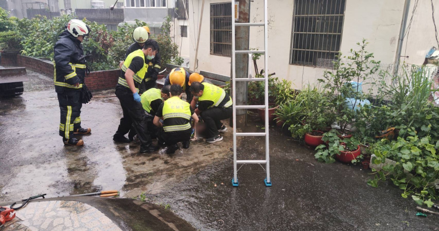 50多歲男工人在進行電信、電力相關作業時，因不明原因昏迷送醫搶救中。（圖／翻攝畫面）