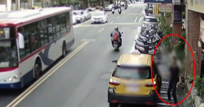 新北汐止44歲詹姓男子佯稱購買金飾，趁機搶走16兩金項鍊後搭計程車逃逸，2小時內遭警方逮捕。（圖／翻攝畫面）