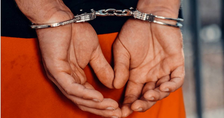 屏東黃姓、王姓男子與藍姓少年受綽號「潘潘」、姓名不詳之男子指使，打算在進行不法交易時，以「黑吃黑」方式奪取他人財物。搶來的背包裡卻只有2張千元真鈔，其餘全是玩具鈔票。（示意圖／翻攝pexels）