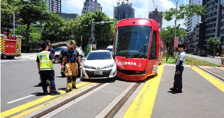車姓男子駕車違規左轉，撞上行駛中的輕軌，不但被開單告發，還因違反「過失妨害舟車行駛安全罪」被移送地檢署。（圖／報系資料照）