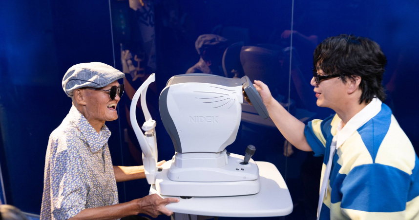 蕭煌奇在MV中幫李炳輝「量視力」。（圖／華納音樂提供）