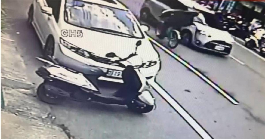 黃姓遊民疑因遭店家驅趕心生不忿，逆向騎腳踏車沿途持菜刀砍向路過的汽機車後照鏡，造成1輛小轎車後照鏡被毀，警方訊後依恐嚇危安罪、公共危險罪嫌送辦。（圖／翻攝畫面）