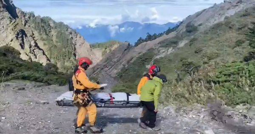 登山客疑高山症死亡空勤吊掛遺體下山。（圖／翻攝畫面）