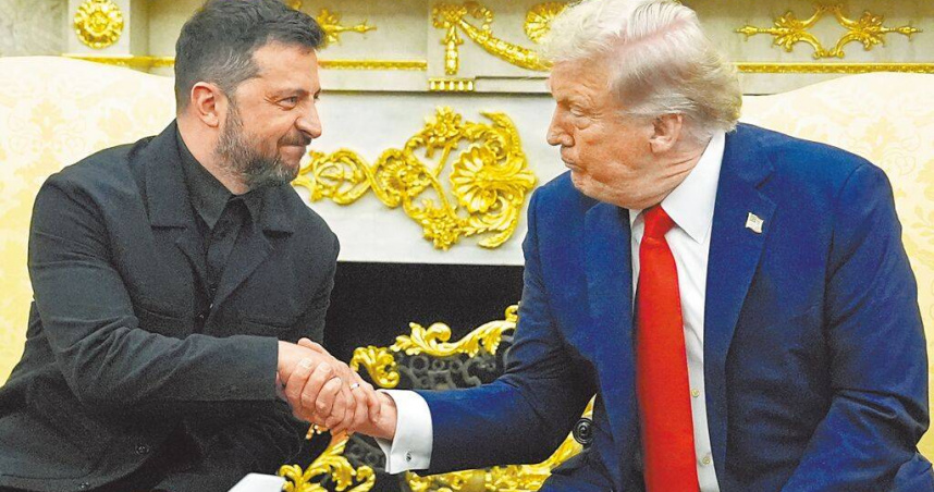 美聯社指出，俄烏走向和平路上，仍有4大關鍵障礙。圖為美國總統川普（右）18日在白宮會見烏克蘭總統澤倫斯基。（圖／美聯社）