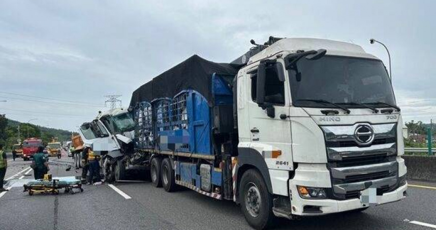 砂石車猛撞大貨車釀四公里回堵。（圖 ／翻攝畫面）