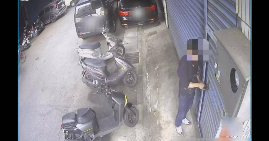 劉嫌以開鎖工具開啟鐵門，侵入住宅行竊。（圖／警方提供）
