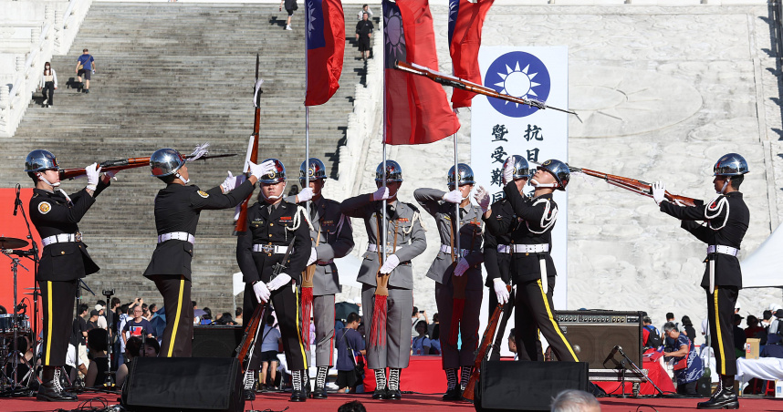 民間社團在中正紀念堂戶外廣場舉行「中華民國對日抗戰勝利及光復台灣80周年」紀念大會，並邀請三軍儀隊退伍弟兄協會（退儀邦）成員表演操槍。（圖／報系資料照）