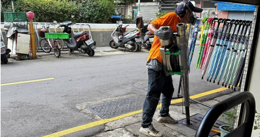 防疫人員周末在桃園大溪老街街邊噴灑藥劑後，引發一波「蟑螂潮」。（圖／翻攝自「廚師漢克-Hank Cheng」臉書）