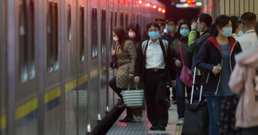 防疫性騷擾!男子不滿戴口罩勸導 嗆女列車長還戳胸