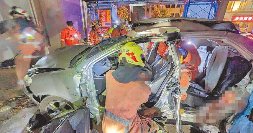 新竹市經國路21日凌晨發生4死車禍，車子撞進工地，車身嚴重受損，消防隊將傷者救出送醫，但都宣告不治。（圖／新竹市消防局提供）
