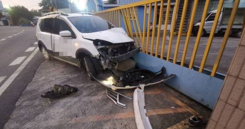 高雄岡山驚悚酒駕逆向，男駕駛撞死女騎士車頭全毀。（圖 ／翻攝畫面）