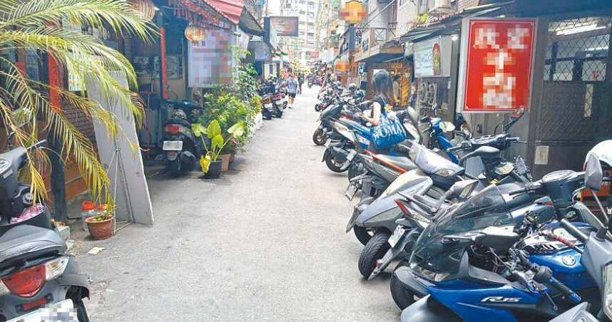 新北市淡水區北新路182巷21弄近日因機車違停，導致輪椅通行困難，民眾反映，若遇火警，恐成救災死角，延誤逃生與救災。（圖／中國時報張鎧乙攝）