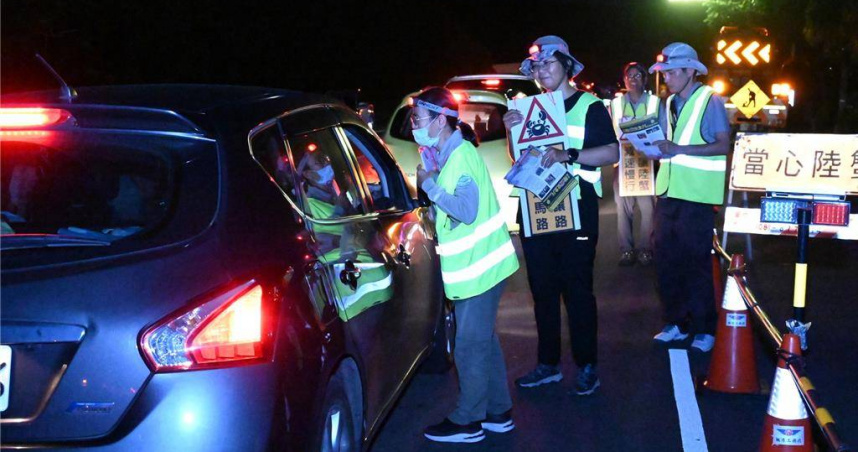 墾管處10月6日至8日晚上6時30分至8時30分，在台26線墾丁香蕉灣至砂島段進行今年3次「停10走10護陸蟹」蟹交管工作，並且宣導保護生態。（圖／墾管處提供）