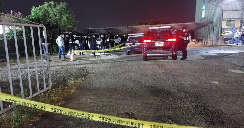 鄭姓女子為掩護老公逃跑，竟駕車衝撞警車，遭警方開槍擊中大腿。（圖／翻攝畫面）