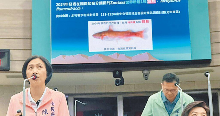 南投縣議員蘇昱誠（中）、王秋淑（右）、陳宜君（左）關心埔里事業廢棄物掩埋場興建案，要求縣府懸崖勒馬。（圖／中國時報楊靜茹攝）