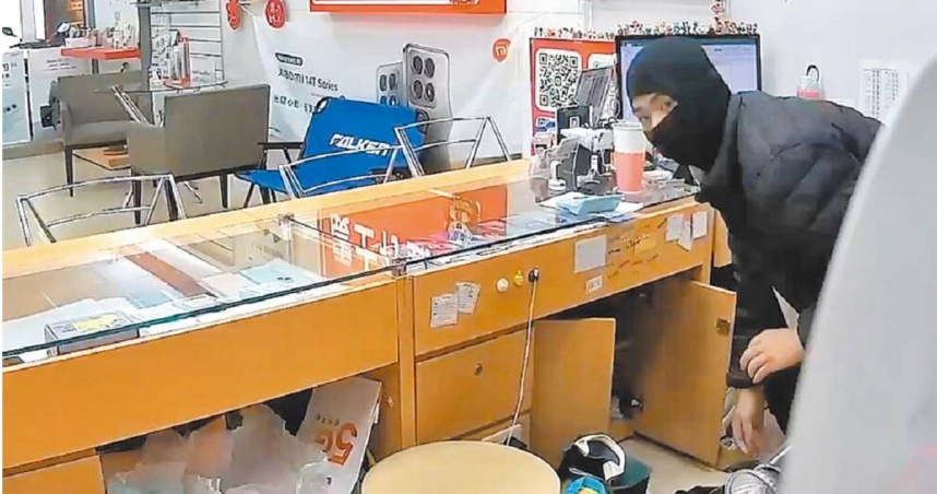 王姓男子3度買凶殺前妻都失敗，圖為黑幫打手蒙面闖被害人工作的手機行，不僅持球棒毆打，還劫走現金與手機等財物。（圖／報系資料照）