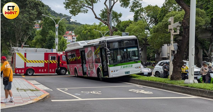 北市士林區劍潭分隊前30日發生公車因故開上分隔島事故。（圖／林冠吟攝）