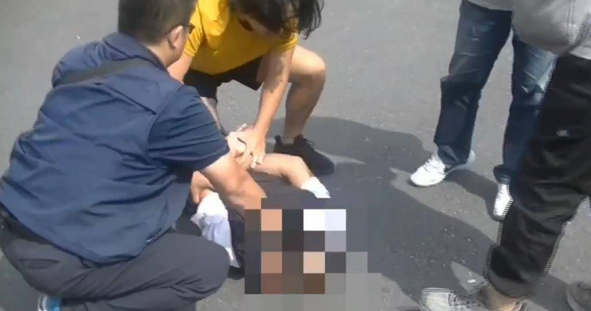 花蓮59歲游姓通緝犯持刀襲警劫車逃逸，警方經3天追緝將其逮捕，當場起獲折疊刀一把。(圖／翻攝畫面)