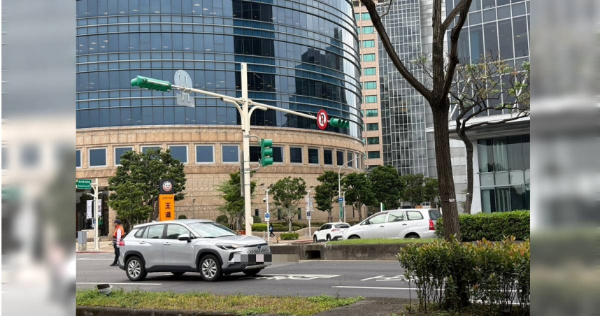 內湖區堤頂大道二段與瑞光路358巷口（南往北）禁止迴轉。（圖／翻攝畫面）