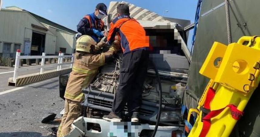 國8便道三車猛力相撞水肥車車頭成廢鐵，2男受困驚險救出。（圖 ／翻攝畫面）