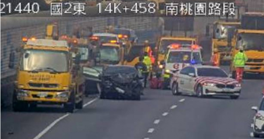 國道2號驚險3車連環追撞！黑轎車車頭全毀　回堵5公里