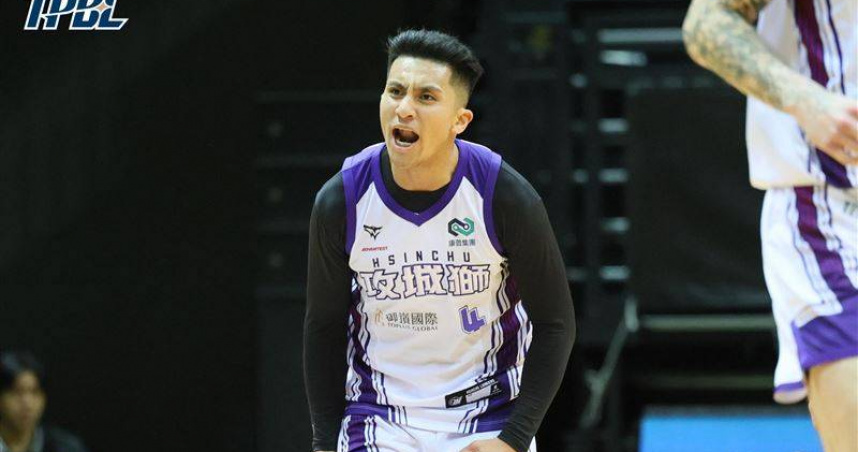 新竹御嵿攻城獅高國豪決勝節挺身而出，單節獨拿9分，全場貢獻18分、4助攻，率隊以97比90擊敗新北國王，收下2連勝。 （圖／TPBL提供）