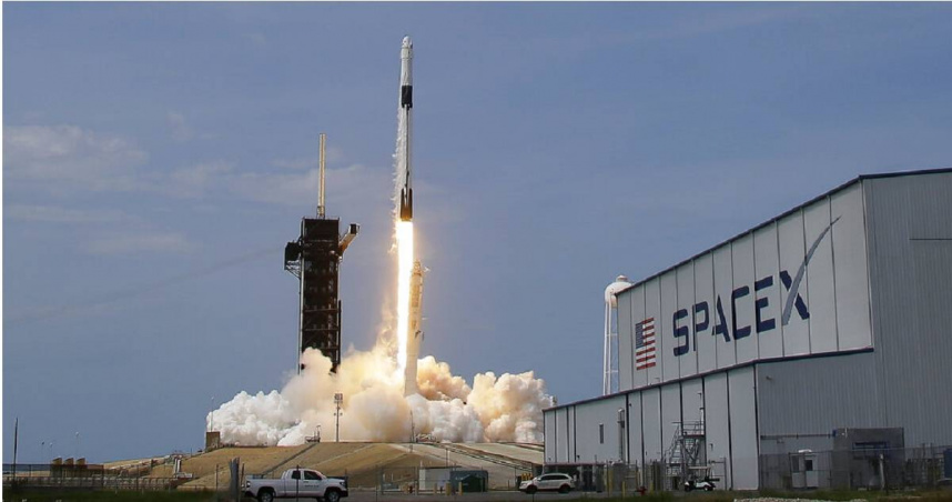 SpaceX宣布，將在2026年期間重新配置其星鏈（Starlink）衛星網路星座，把超過4,400顆衛星的軌道高度降低。（圖／達志／美聯社）