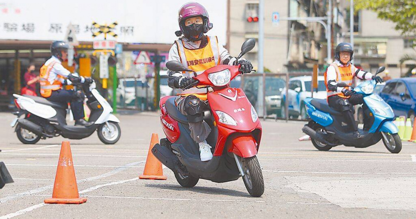 機車駕照筆試今起全面改為50題選擇題，危險感知情境題比重提高到30%。（示意圖／報系資料照）