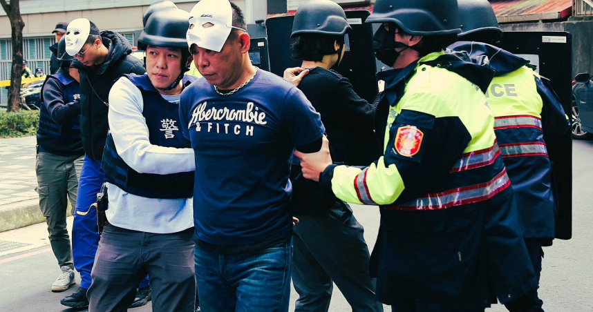 海山警分局3日下午舉辦防搶演練，出動50警力和空拍機，逼真程度讓民眾看傻眼。（圖／翻攝畫面）