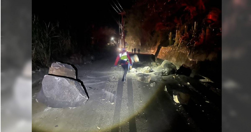 苗栗泰安大安產業道路發生落石砸車事故，小貨車A柱硬扛直徑逾1公尺巨石，2移工僅輕傷。（圖／翻攝畫面）