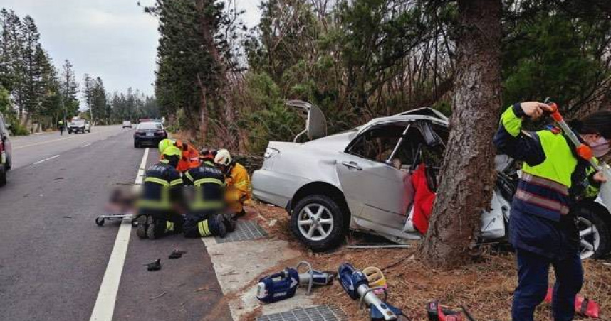 赤崁村長黃禮聰載著妻子返家，卻因不明原因自撞，導致兩人雙亡。（圖／翻攝畫面）