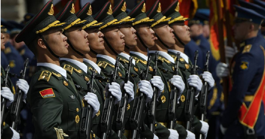 鄭永年強調，北京必須像美國打委內瑞拉和伊朗一樣，用人工智慧在軍事領域的整合能力，來解決南海與台灣問題。（圖／達志／美聯社）