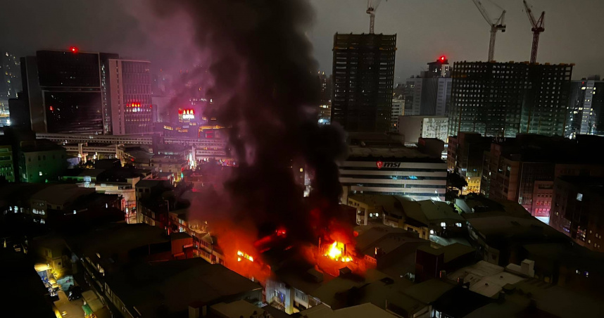 中和一處工廠深夜火警。（圖／翻攝臉書／阮慕驊）
