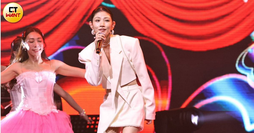 李千娜在沉寂多時後首度登台開唱，雖被發現身形消瘦不少，但歌聲依舊動人。（圖／蘇聖倫攝）