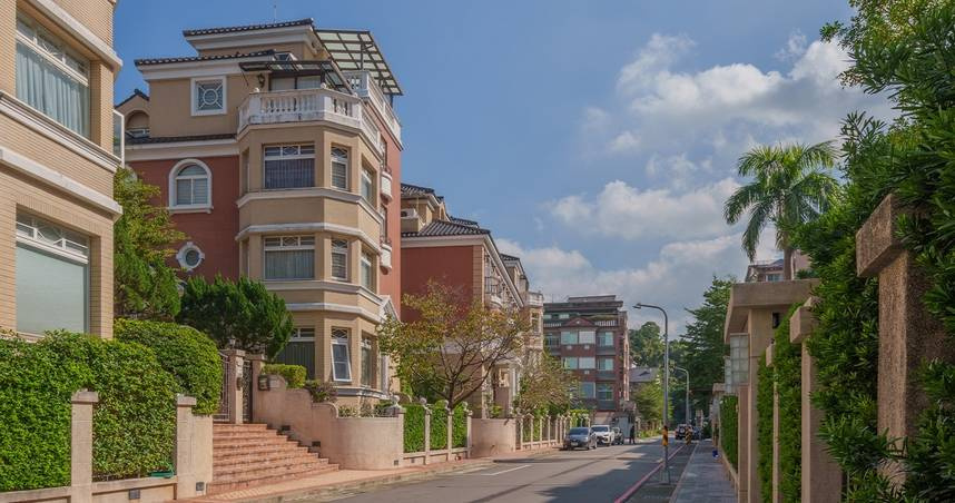 內湖四期民權大道靜巷，純住別墅特區，高綠覆、低密度隱富聚落。（圖片提供／展宜本植）